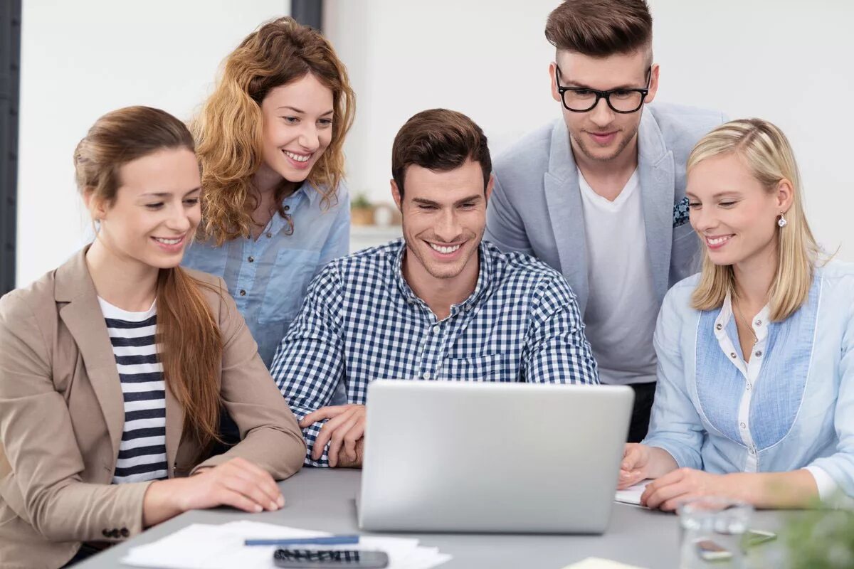 Люди сидят в офисе. Человек за компьютером. Сотрудник смотрела. Мужчина улыбается офис. Документы в офисе фото.