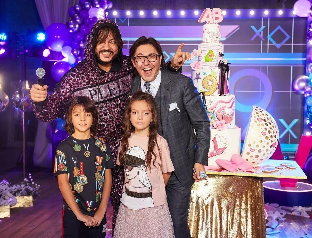 Мартин филиппович киркоров алла-виктория филипповна. Алла-виктория киркорова. Аллы виктории киркоровой. Киркоров алла виктория. Киркоров алла виктория.