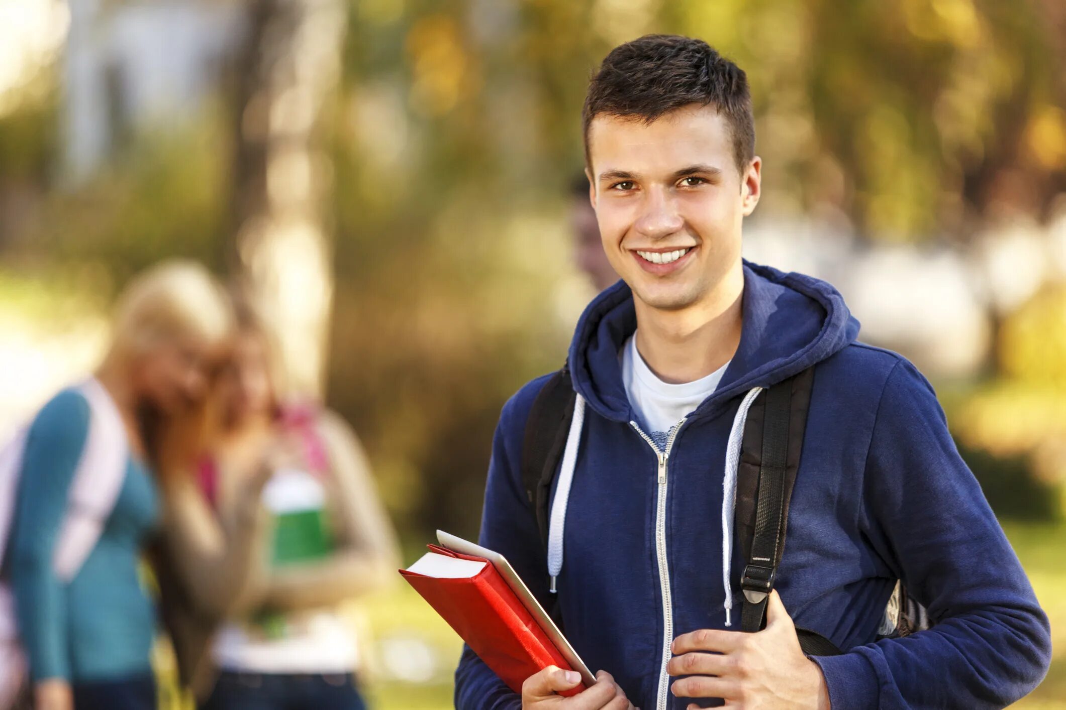 красивые парни студенты. студенты парни 18. парень студент. молодые люди школьники. красивые студенты.