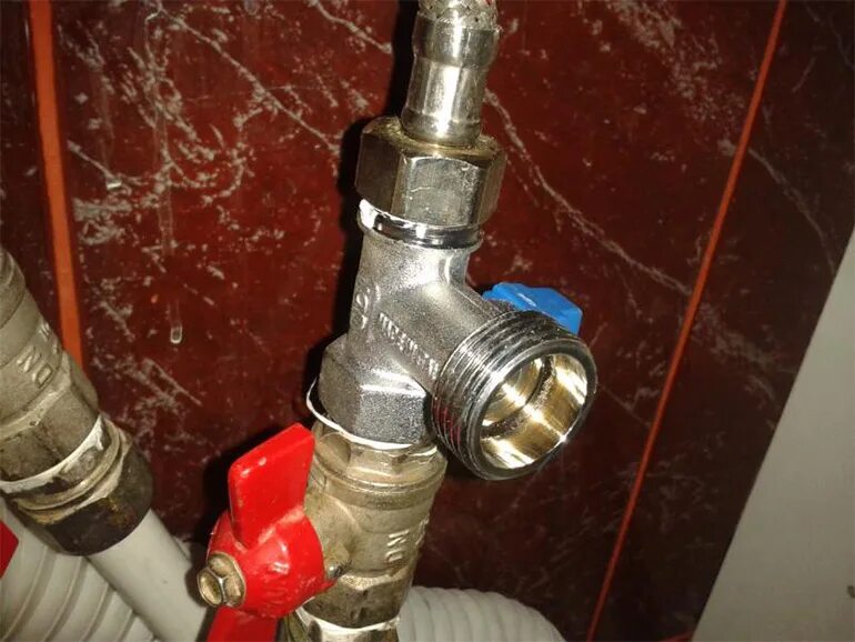 течет кран стиральной машины. перекрыть кран стиральной машинки. течет кран стиральной машины. тройник для подключения посудомоечной машины бош к водопроводу. кран m22.