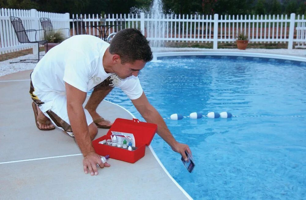 Работа обслуживание бассейнов. Стройка бассейна. Уборка бассейна. Мужчина в бассейне. Работа обслуживание бассейнов.