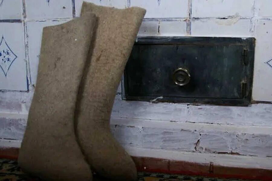 Валенки старые. Валенки деревенские. Валенки за печкой. Ф а абрамов валенки. Сушилка для валенок.