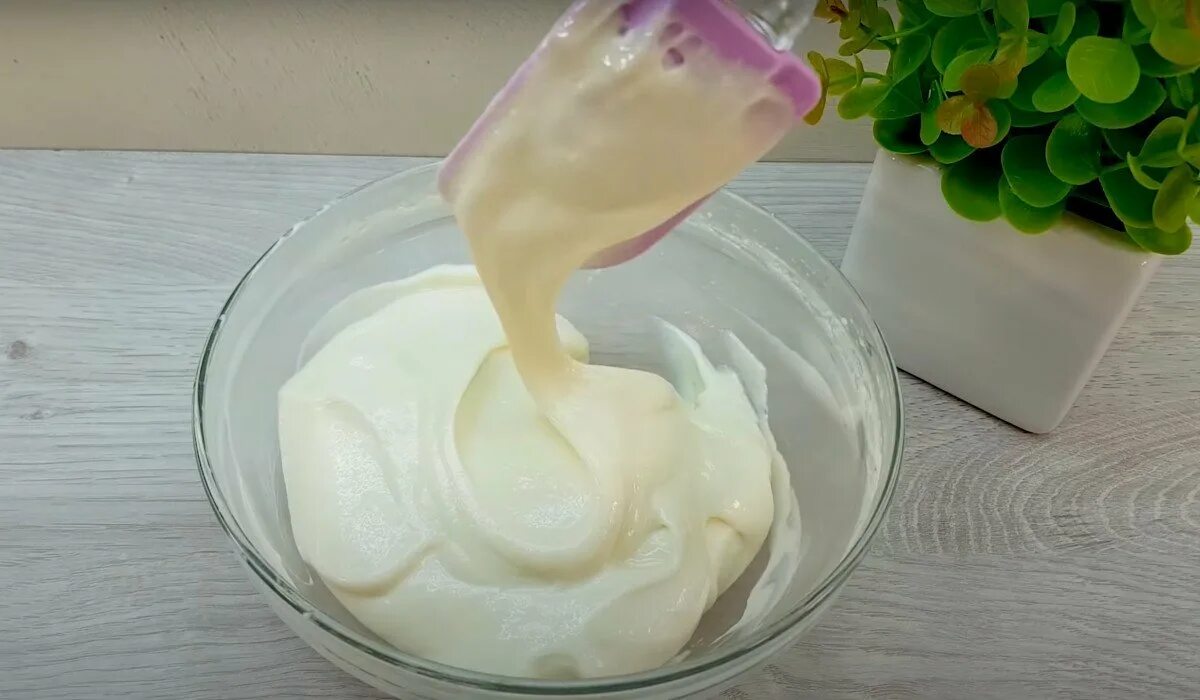 Крем из сгущенного молока. Крем из сгущёнки и сливочного масла для бисквитного торта пошагово. Крем сметана со сгущенкой для торта. Сгущенка со сливками. Крем из сметаны и сгущенки.