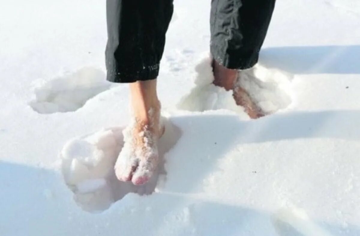 В сильный мороз ноги. Ноги в снегу. Босыми ногами по снегу. Ходьба по снегу. Босая на снегу.