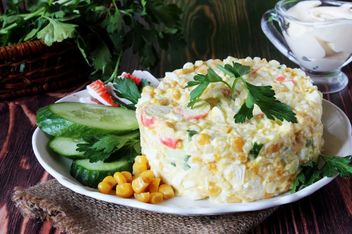 Салат с крабовыми палочками и кукурузой рецепт. Салат крабовый. Салат нежный с крабовыми. Салат с крабовыми палочками и кукурузой. Салат нежный с крабовыми палочками.