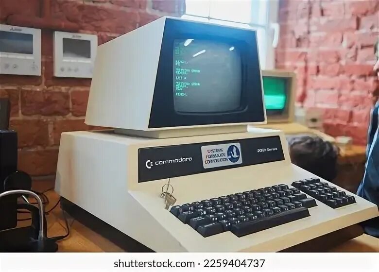 Пк 1980. Биты в компьютере. Commander компьютер. Командор 64 компьютер. Commodore hx-64.