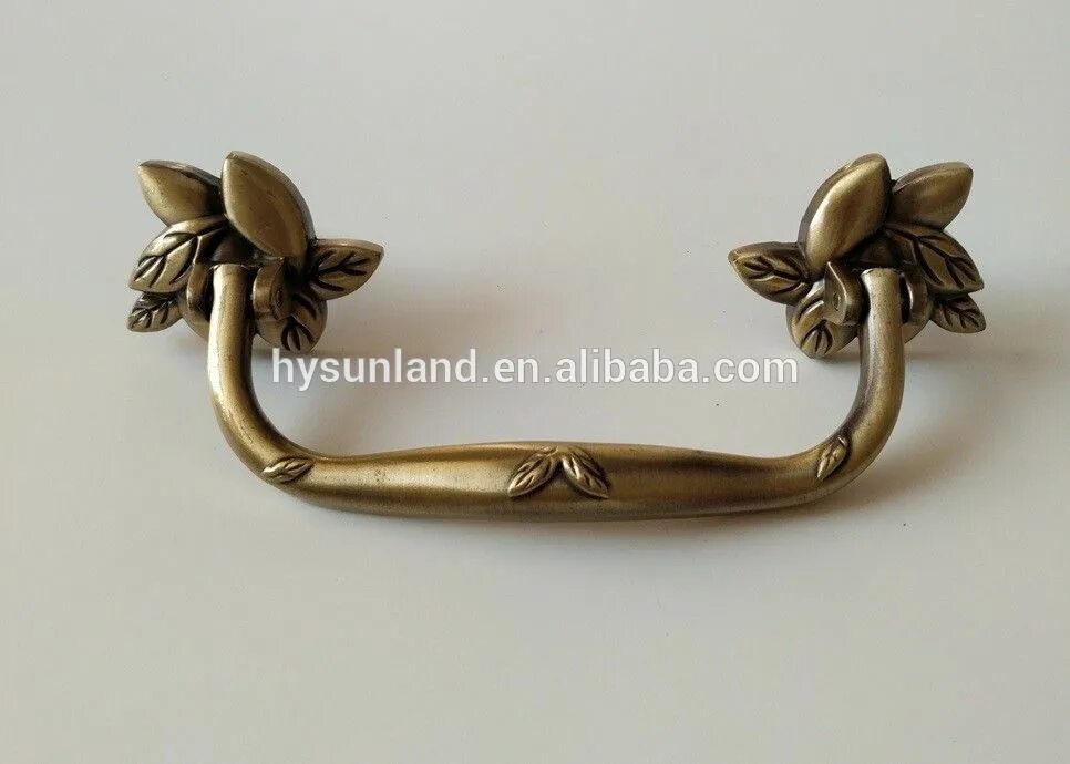 Ручка для гроба антика. Гроб с ручками. Ручка пластиковая для гроба. Ритуальная фурнитура для гробов. Ручка фурнитура гроб.