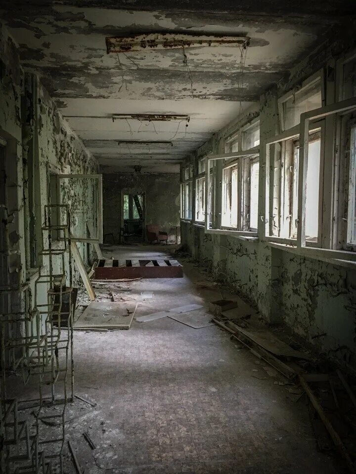 Школа в чернобыле. Школа №1 припять. припять школа 2. припять школа. припять разрушенная школа.