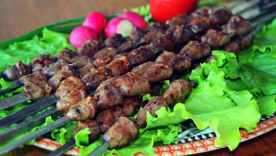 Сколько жарится шашлык из курицы. Шашлык из куриных сердечек. куриные сердечки шашлык. шашлык на мангале. шашлык из куриных сердечек на мангале.
