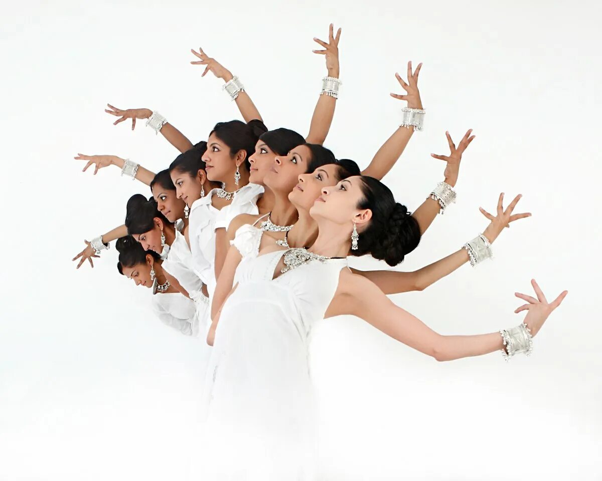Где танцуют руками. Групповая фотосессия танцоров. Фотосессия коллектива. Танцующие люди. Фотосессия коллектива танца.