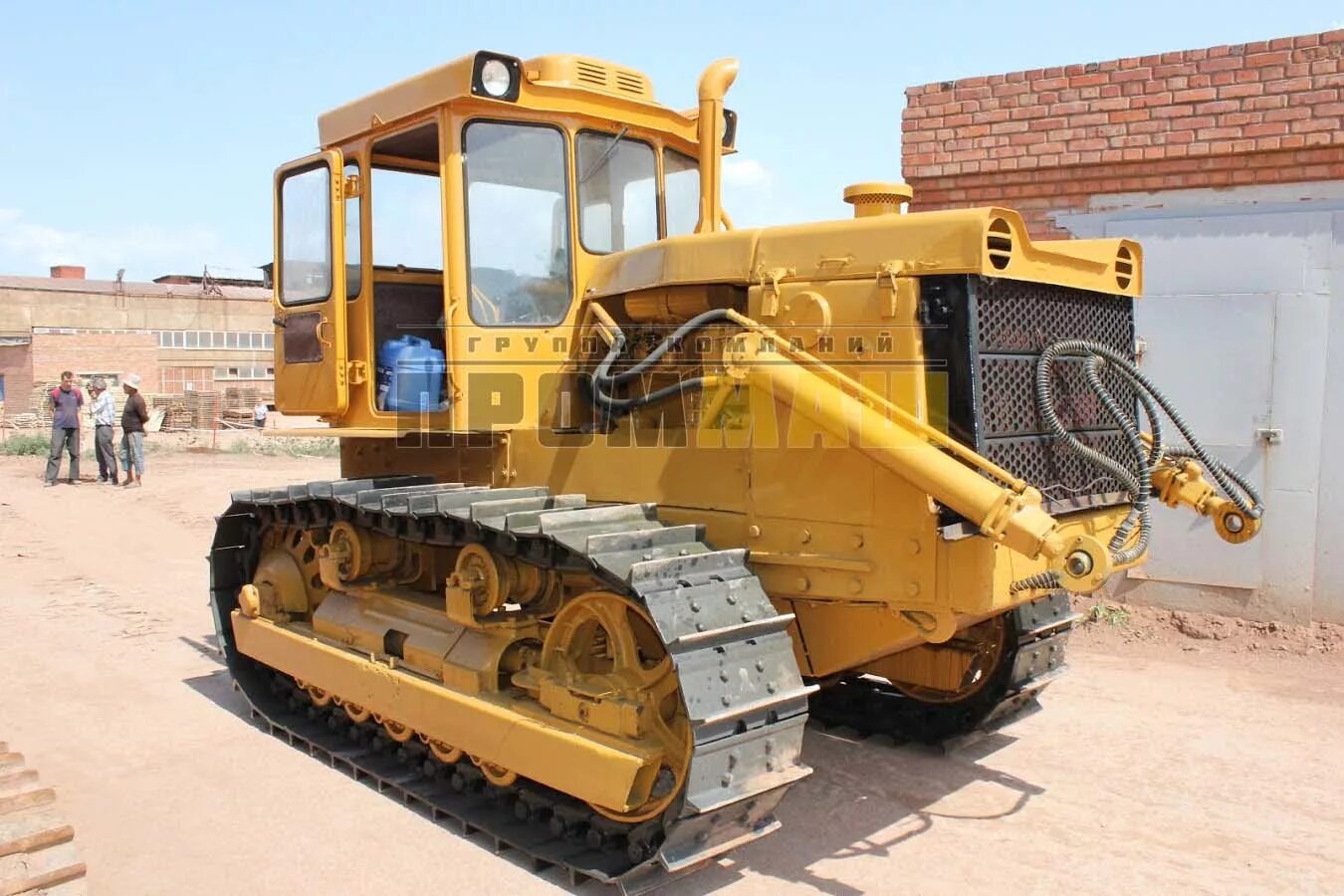Трактор т-130мг-1. Т 130 2. Бульдозер т-130. Бульдозер т-130. Фото с консервации бульдозера чтз 130.