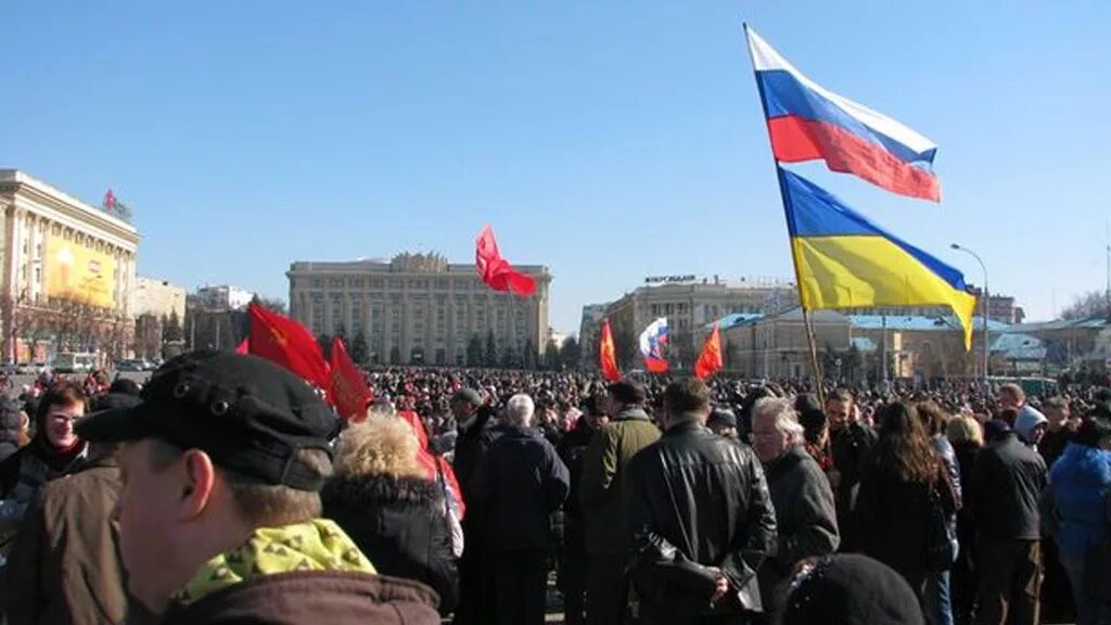 Харьков вышел. Пророссийские митинги в Харькове. Харьков Россия. Харьков 2014 пророссийские. Жители Харькова с российскими флагами.