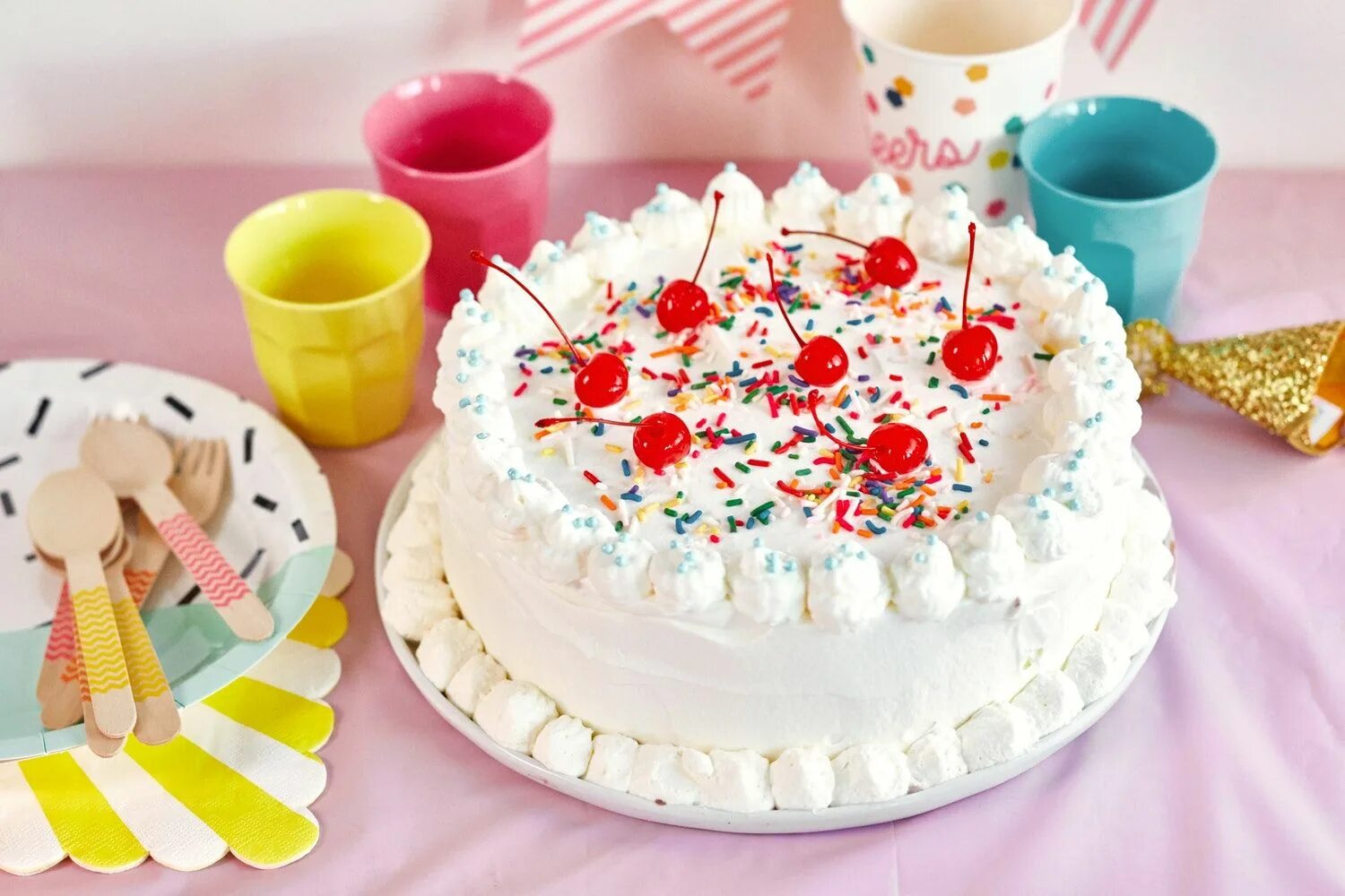 Making a birthday cake. Торт хобби. Making a birthday cake. Сладкий городок. Кондитер украшает торт цветами.