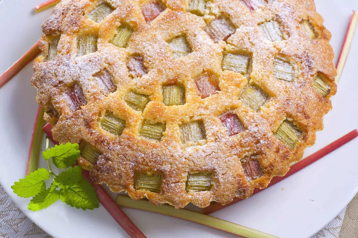 Рецепт пирога с ревенем. Пирог из ревеня. пирог с ревенем вкусный. пирок из ревеня. пирог с ревенем из слоеного теста.