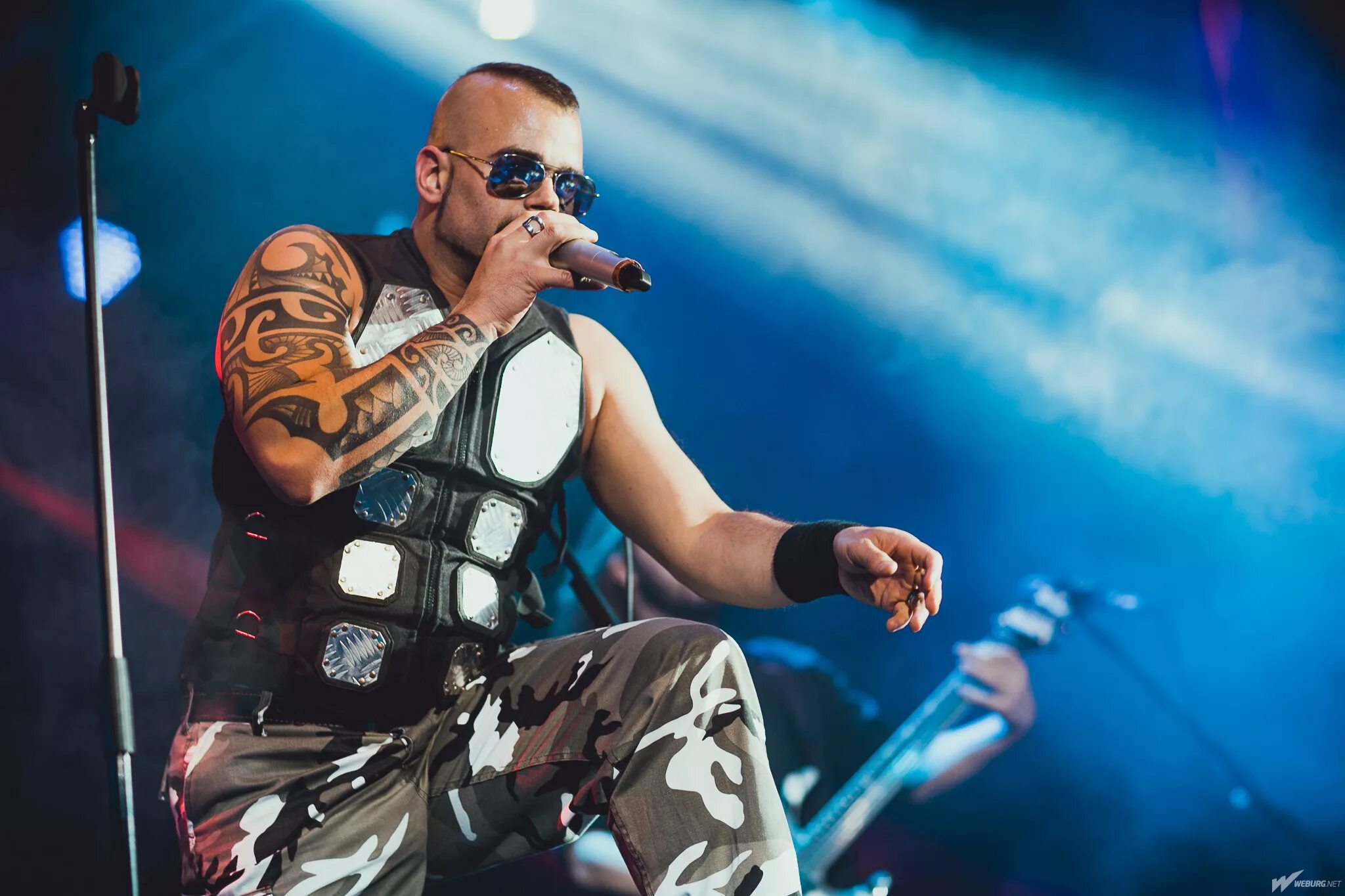 Как звали вокалиста. Вокалист группы Sabaton. Сабатон Йоаким Броден. Солист группы Сабатон. Группа Сабатон на концерте.