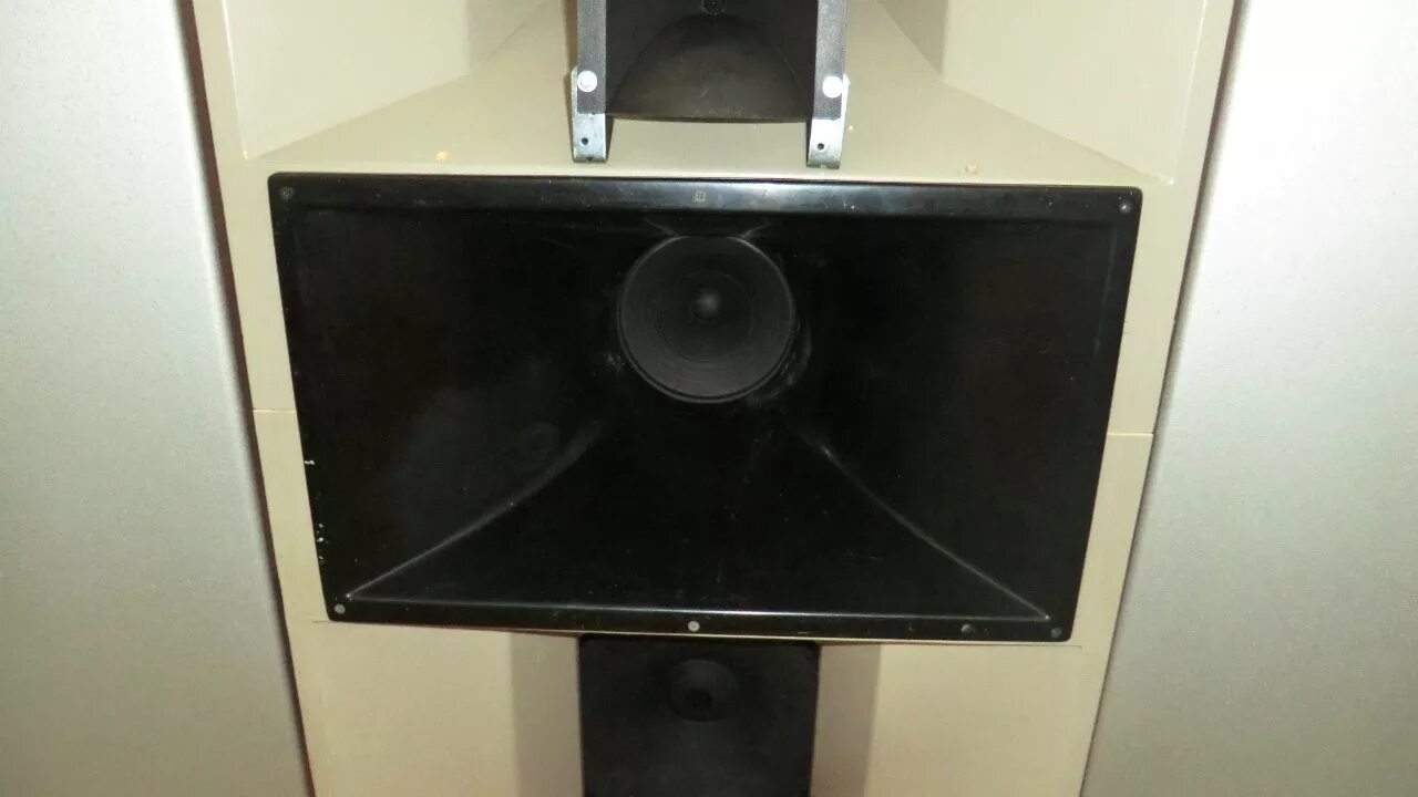 250 гц звук. Martin Audio DLS 840 СЧ. Сабвуфер Martin Audio SX 110. Рупорные акустические системы Altec. Рупорный ВЧ динамик JBL.