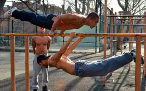 Элемент передний вис. Передний вис на турнике. Передний вис на турнике. Горизонтальная стойка на турнике. Передний вис воркаут.