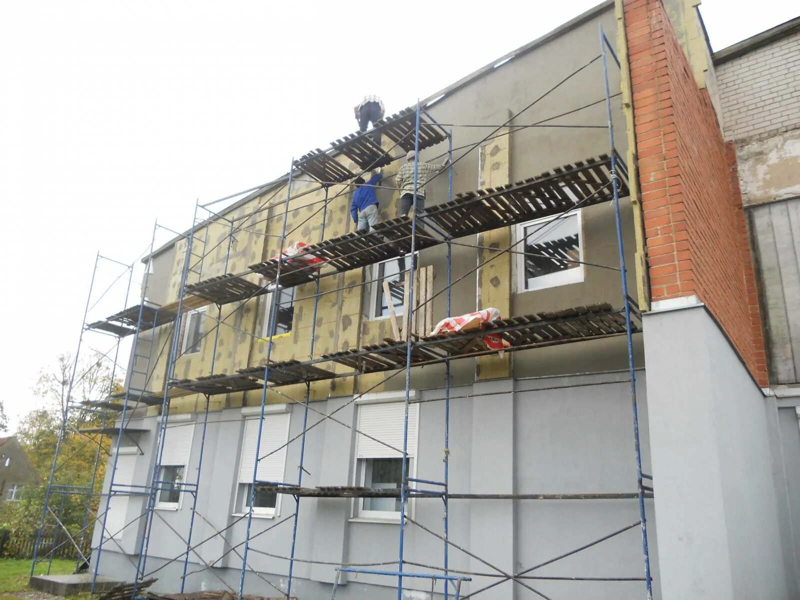 Работы ремонту фасада здания. Стройка фасад. Восстановление фасада. Штукатурка наружных стен. Ремонт здания.