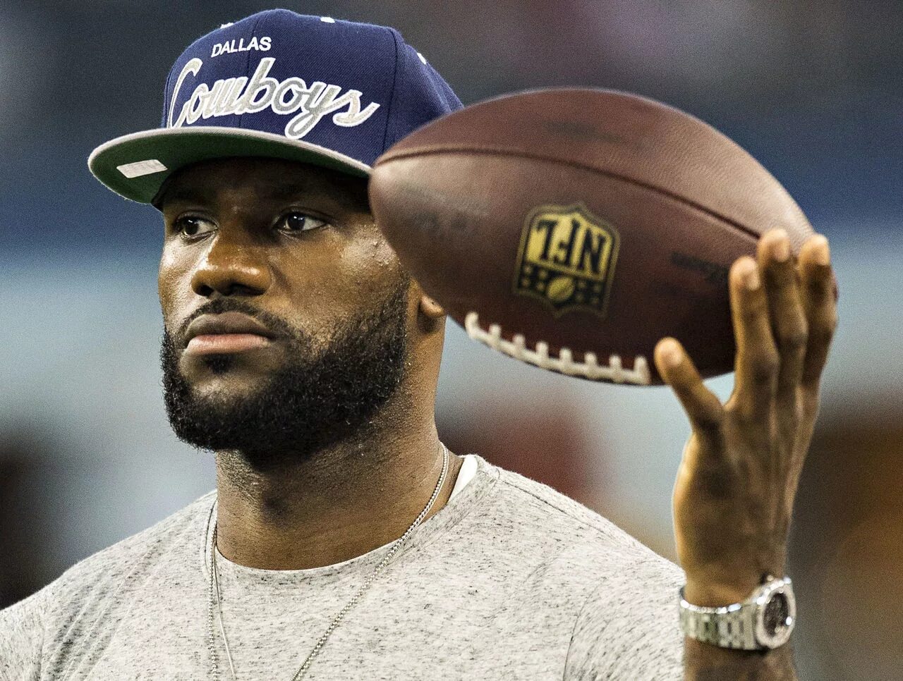 He stretched. NFL эриком Джонсоном. Футболки NFL NBAR LEBRON. Джо Барроу НФЛ В шапке.