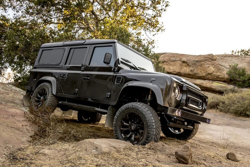 Как получить defender. Новый дефендер. defender v8 диски. ленд ровер дефендер в пустыне. болингер машина.
