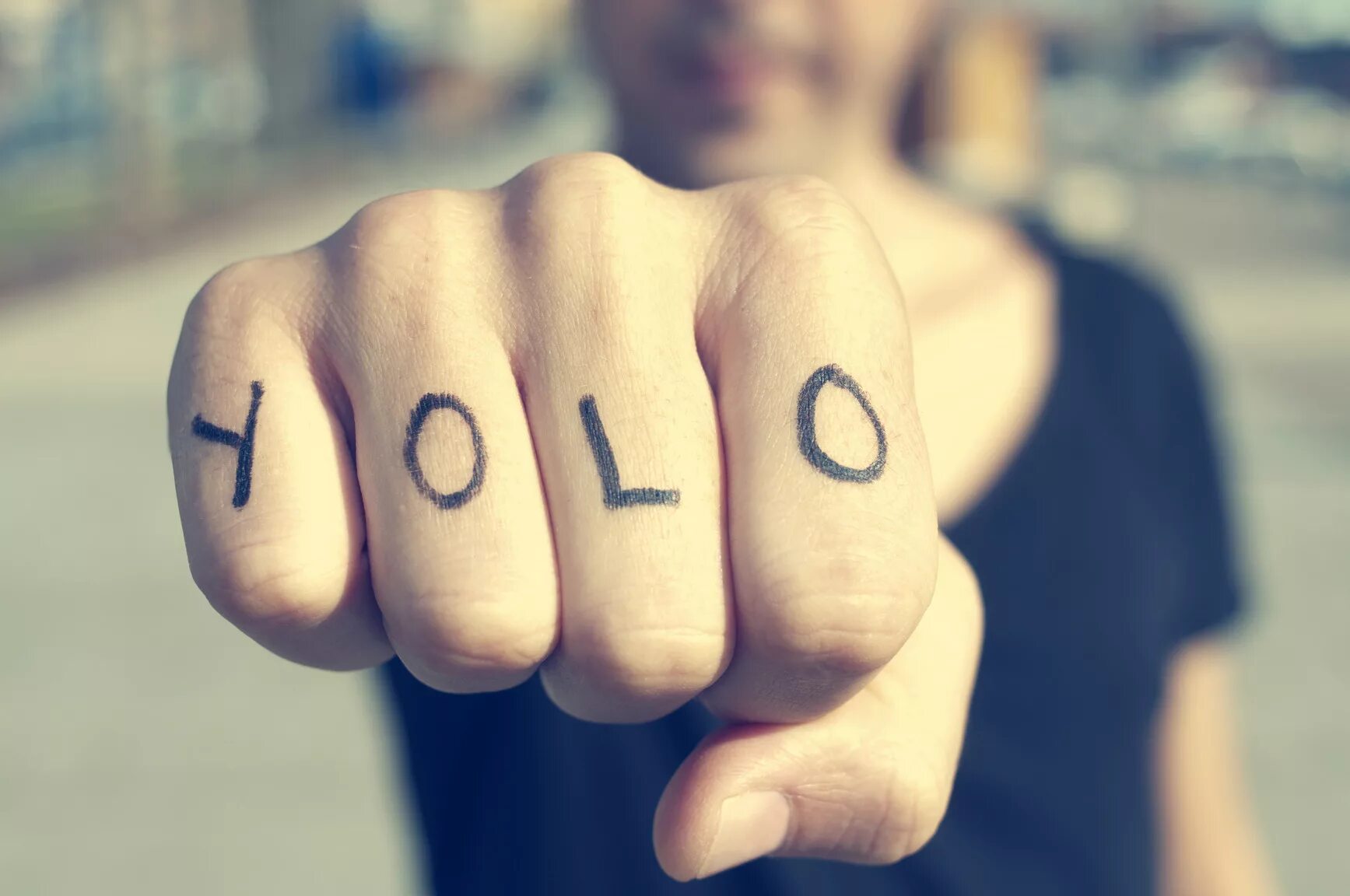 Live once 1. Yolo. Yolo картинки. Yolo Tattoo. Yolo аббревиатура.