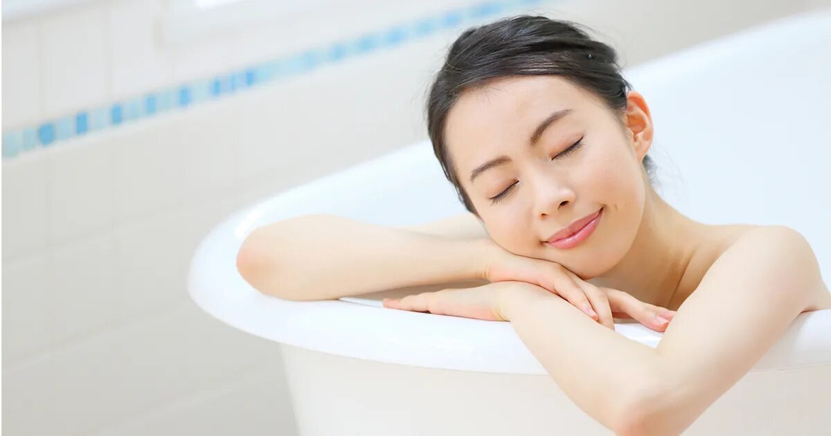 She have a bath every. Bathe японка. take a bath. bed a bath in japanese. photo take a bath png.