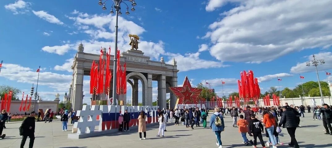 ВДНХ В Москве 2023 на 9 мая-. Парк Горького Москва 9 мая 2022. ВДНХ 9 мая. Выставка достижений ВДНХ 2023.