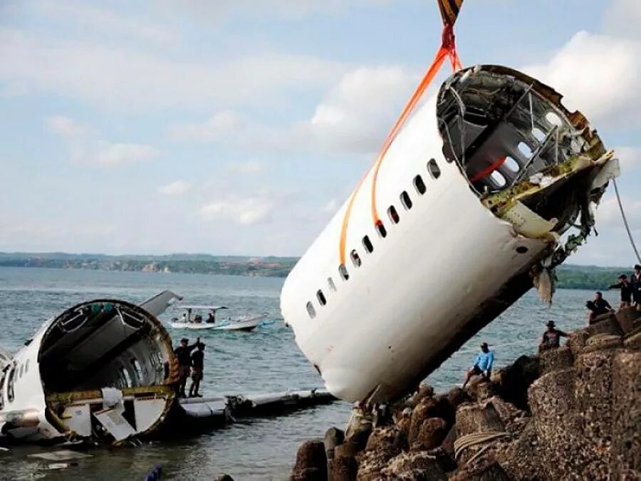 Самолет падает в воду. Boeing 747 Air India катастрофа. Boeing 747 Air India.