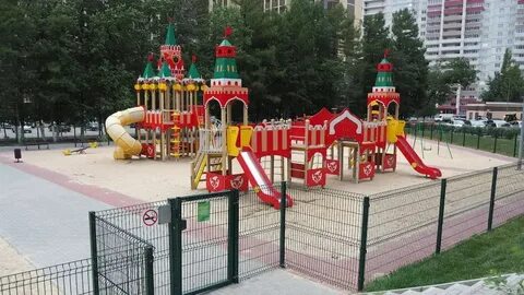 Красная детская площадка