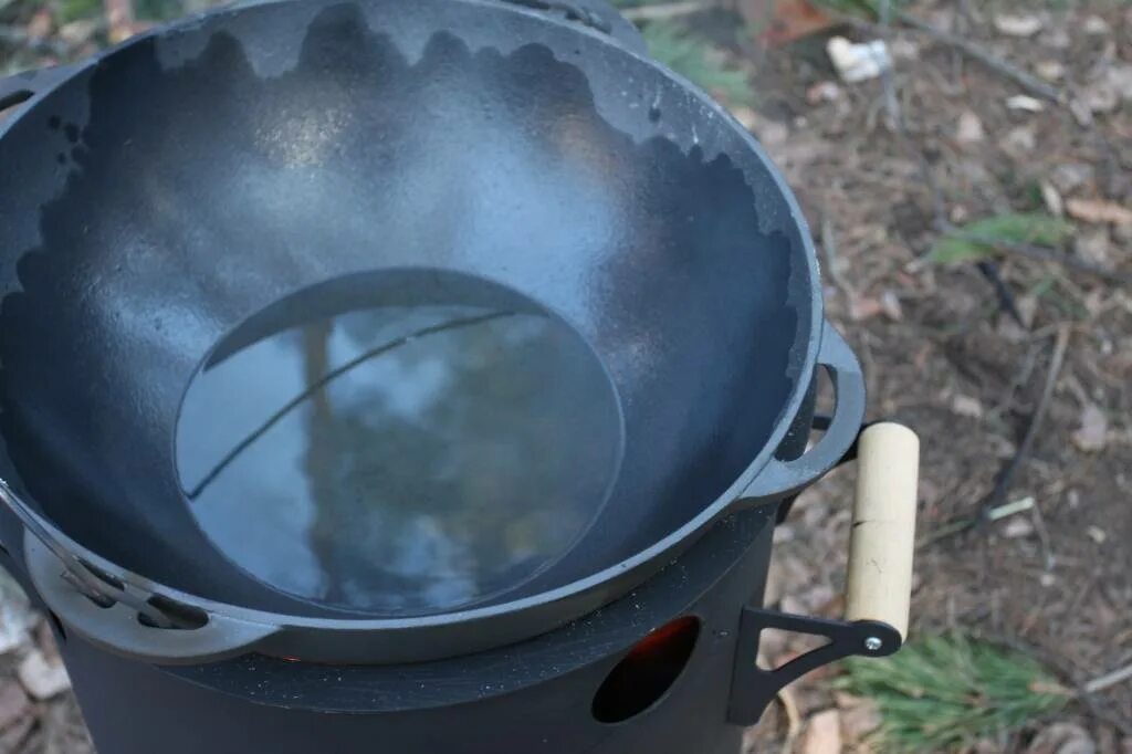 Чугунный казан после обжига. Как правильно прокалить казан. Казаны чугунные. Прокалить чугунный казан. Чугунный казан заржавел.