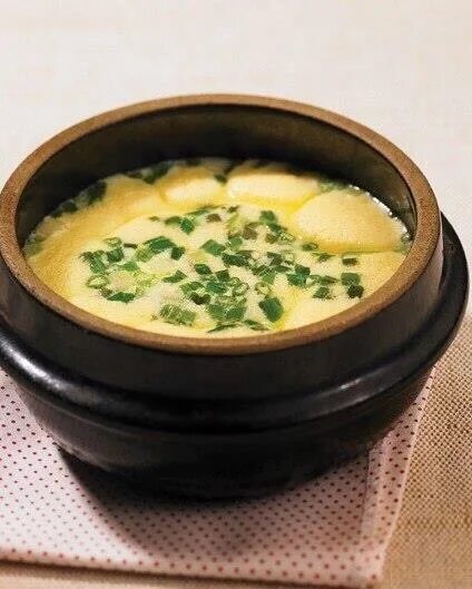 Блюдо в горшочке с яйцами. Омлет в горшочке. Омлет в горшочке в духовке. Омлет с сыром в духовке. Картофельный пудинг.