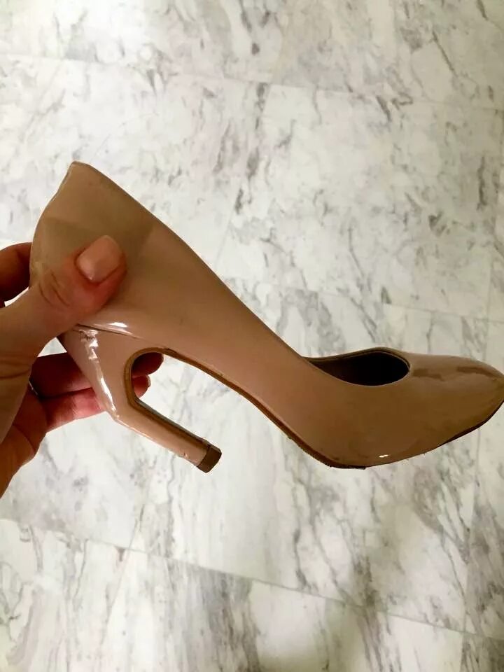 туфли сломался каблук. сломанный каблук в туфлях. туфли сломались. сломался каблук. сломаны обувь.