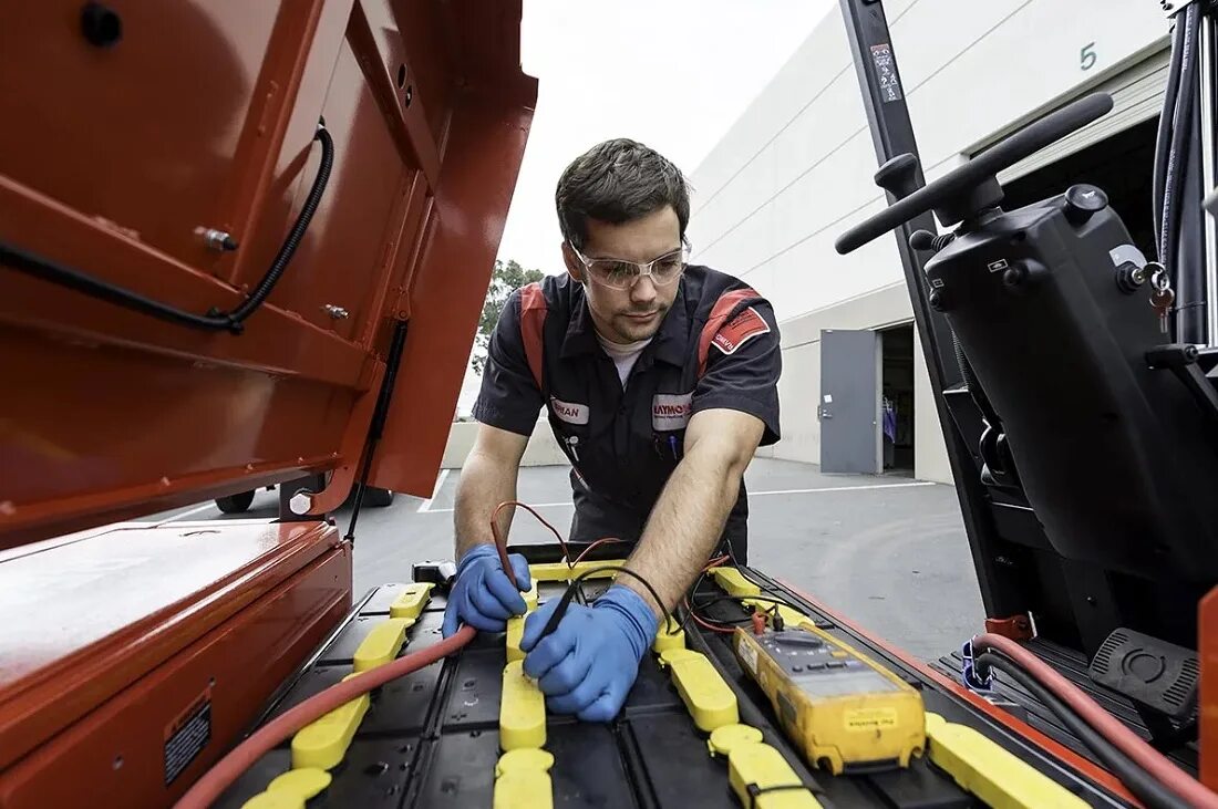 Battery maintenance. АКБ Battery forklift. Сервисное обслуживание погрузчиков. Сервисный центр погрузчиков. Сервис вилочных погрузчиков.