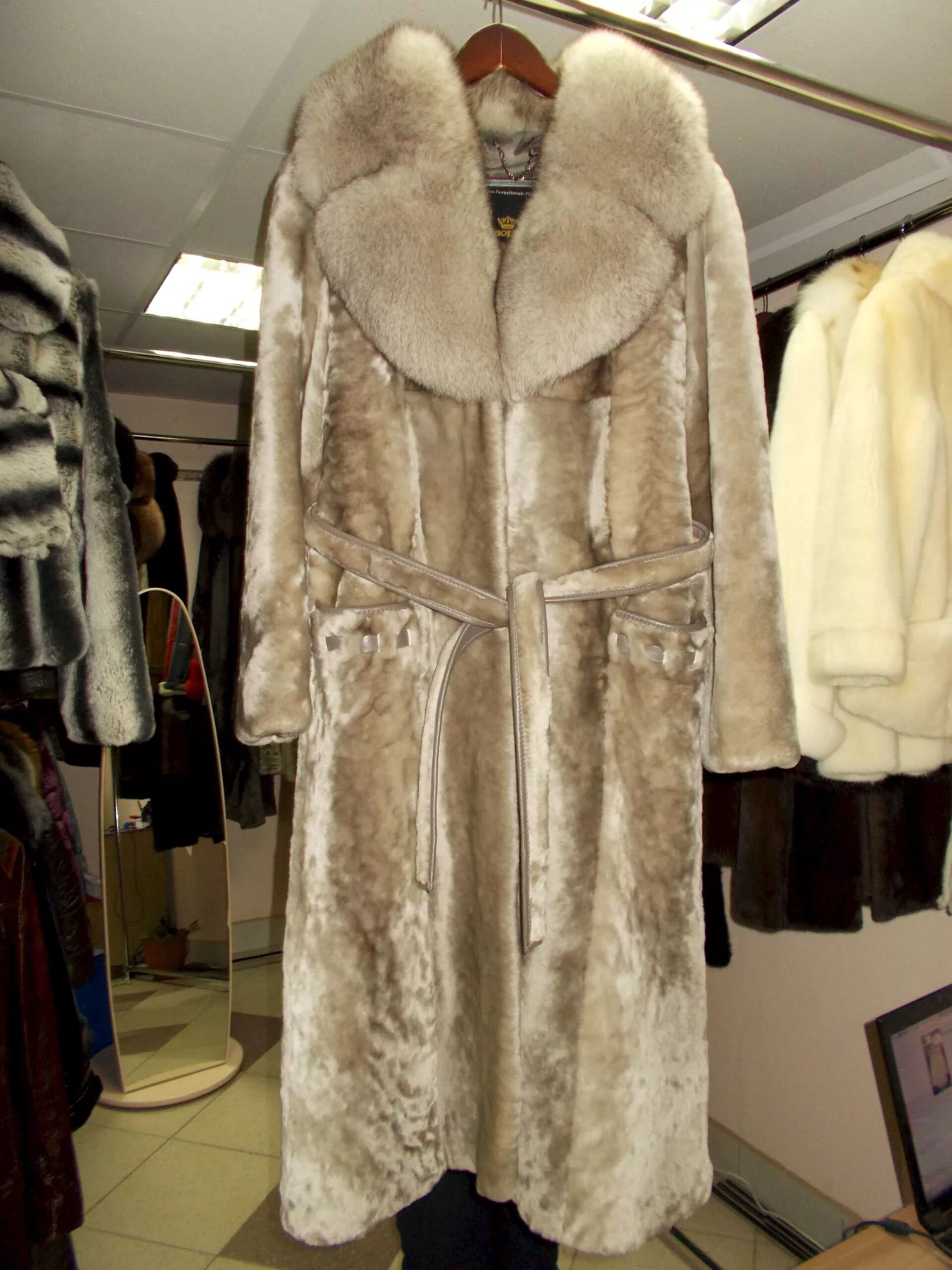 Куда сдать шубу. Куда можно сдать мутоновую шубу. Сдать шубу в комиссионный магазин. Мутоновые шубы для полных женщин. Скупка норковых шуб.