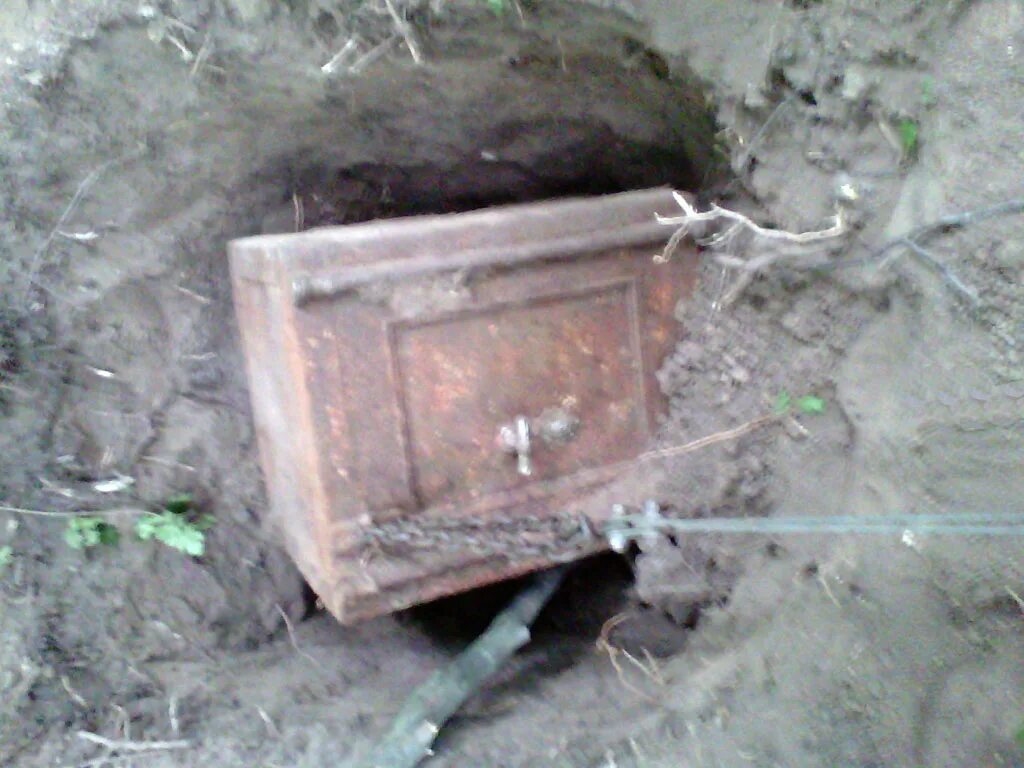 Тайник для денег. Таинственный сейф. Старые сейфы с песком. Магазин березка припять. Таинственный сейф.