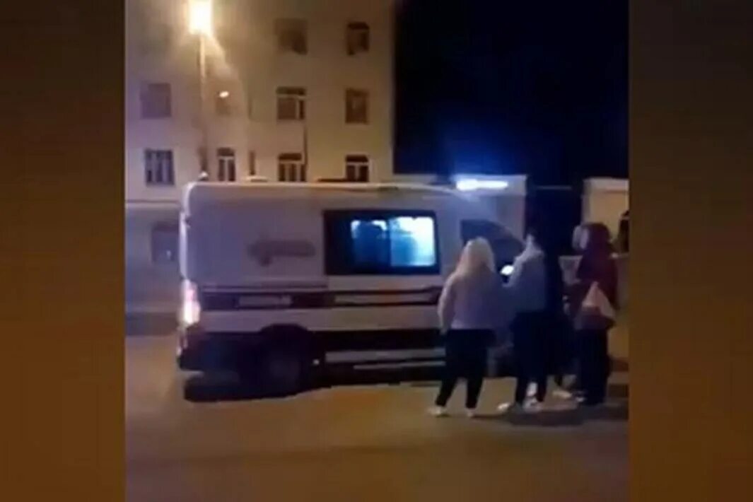 Толпа в автобусе избила мужчину. Драка мигрантов в Екатеринбурге. Толпа подростков ночью.