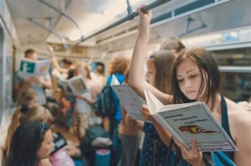 Люди с книгами в метро. Студент читает книгу. Чтение в метро. Молодежь и чтение. Читающая россия 2016
