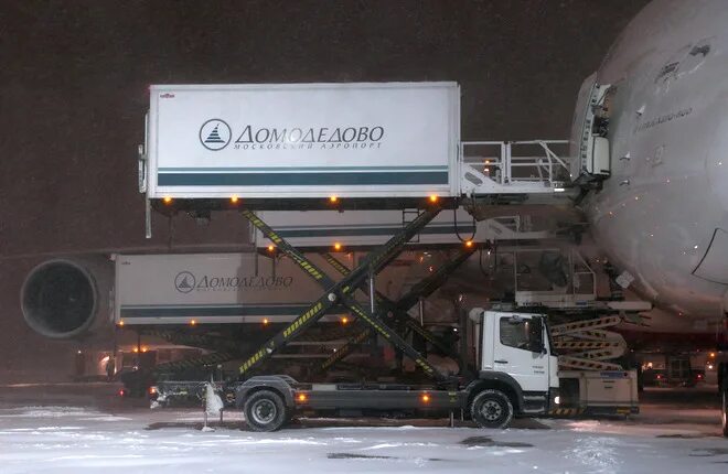 Hitachi zx200. автокран угличмаш 14. перронная спецтехника домодедово. спецтехника аэродрома. тзк домодедово.