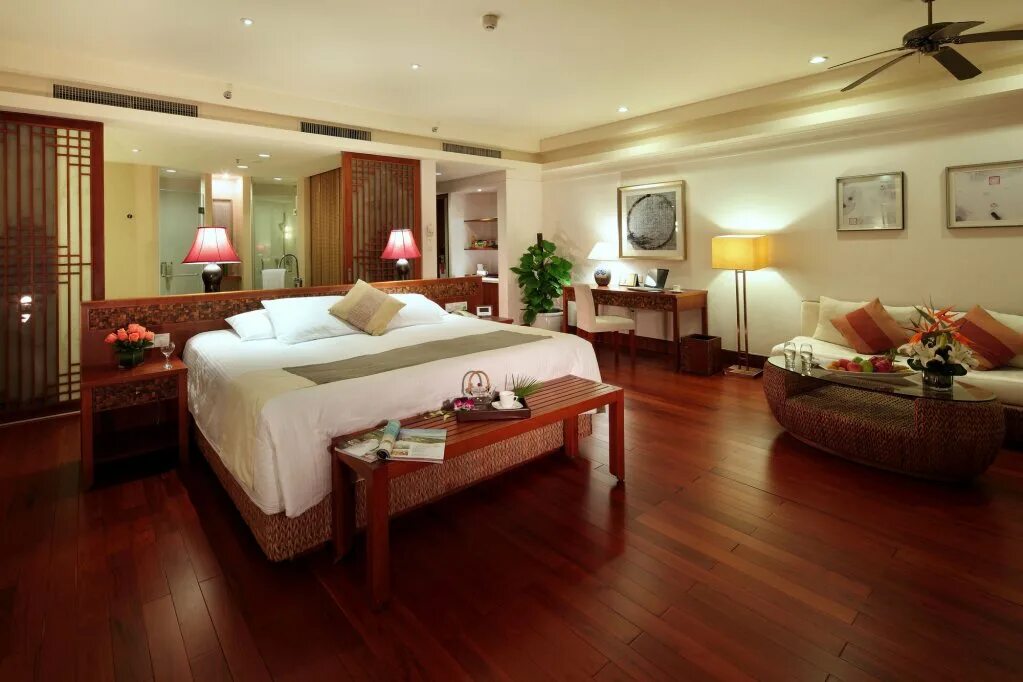 Palace resort yalong bay sanya 5. Океан вью резорт ялонг бэй. Crowne plaza resort sanya bay. Санья хайнань. Остров хайнань бухта ялунвань.