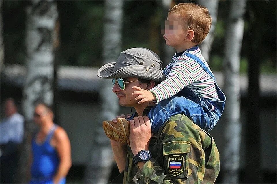 Солдат с ребенком на плечах. Солдатские папы. С днем отца. Дети верхом на плечах солдата. Вместо мужа россия