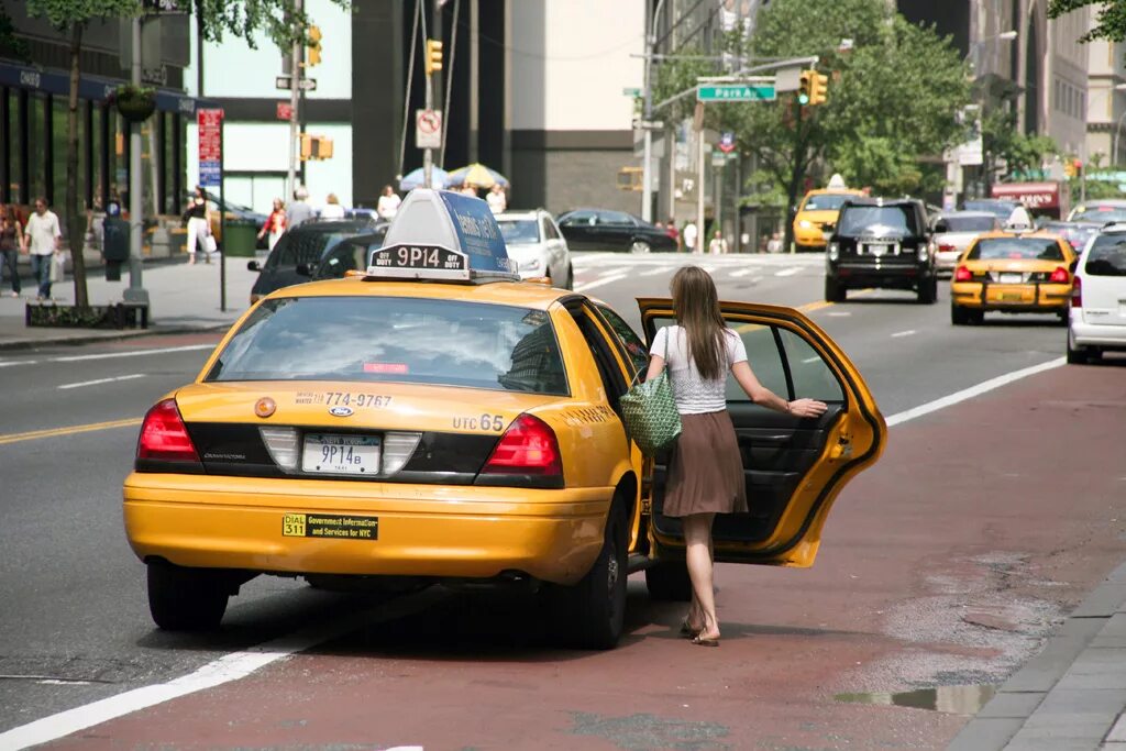 Сели в такси. Такси уезжает. Красивое такси. Девушка садится в такси. Девушка возле такси.