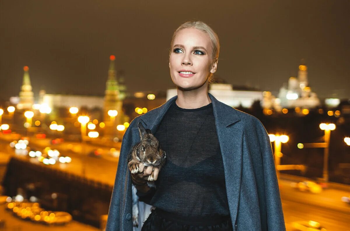 Летучая фото. Телеведущая Елена летучая. Елена летучая 2020. Елена летучая с дочкой. Елена летучая Metro.