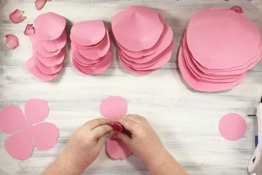 Как сделать бумажный цветок на палочке. Как делать из розовой бумаги цветочек большой ну средний. How to Decorate with giant paper Flowers. Бумажный цветок 80 глава