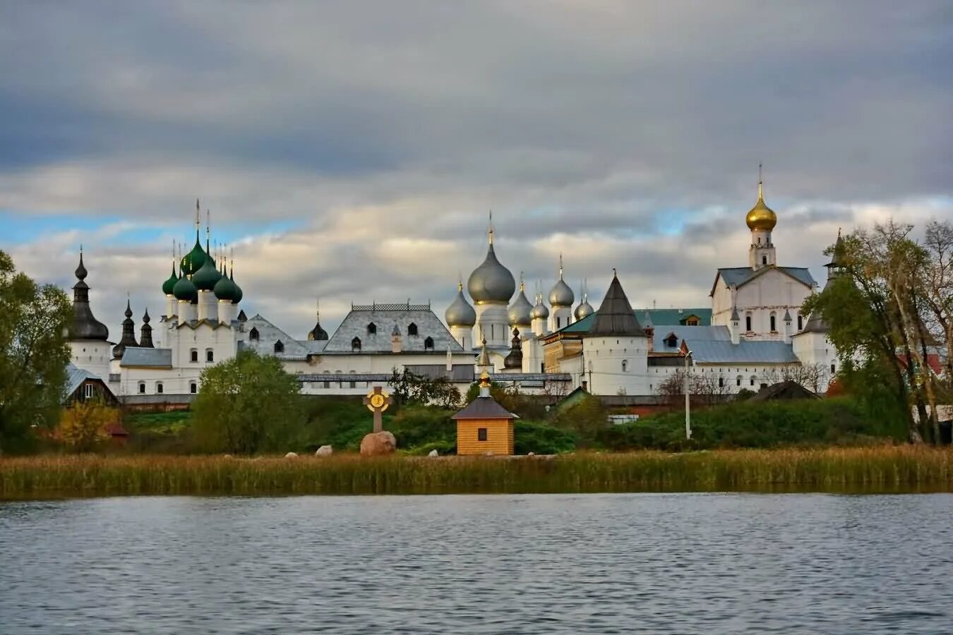 Ростов Великий Кремль. Тихвинский Богородичный Успенский монастырь. Ростовский Кремль издалека. Ростовский Кремль река. 5 древнейших городов россии