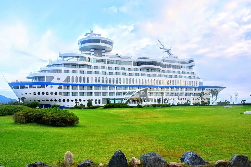 Круизный лайнер в антарктиду. Кругосветка на круизном лайнере. Круиз по карибскому морю. Круиз южный. Круизный лайнер панама.