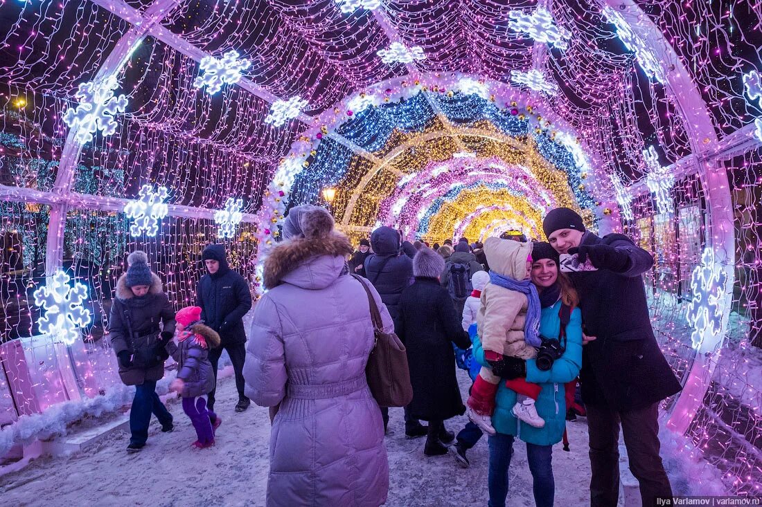 Места в москве для молодежи зимой. Красивые новогодние парки в москве. новогодние места в москве. красивые парки москвы на новогодние праздники. самые красивые места москвы для прогулок зимой.