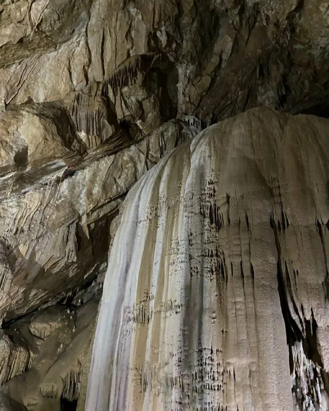 Оптимистическая пещера. Пещера постойна яма словения. Темная пещера с глубиной. Заблудился в пещере. Поднимаемся в пещере.