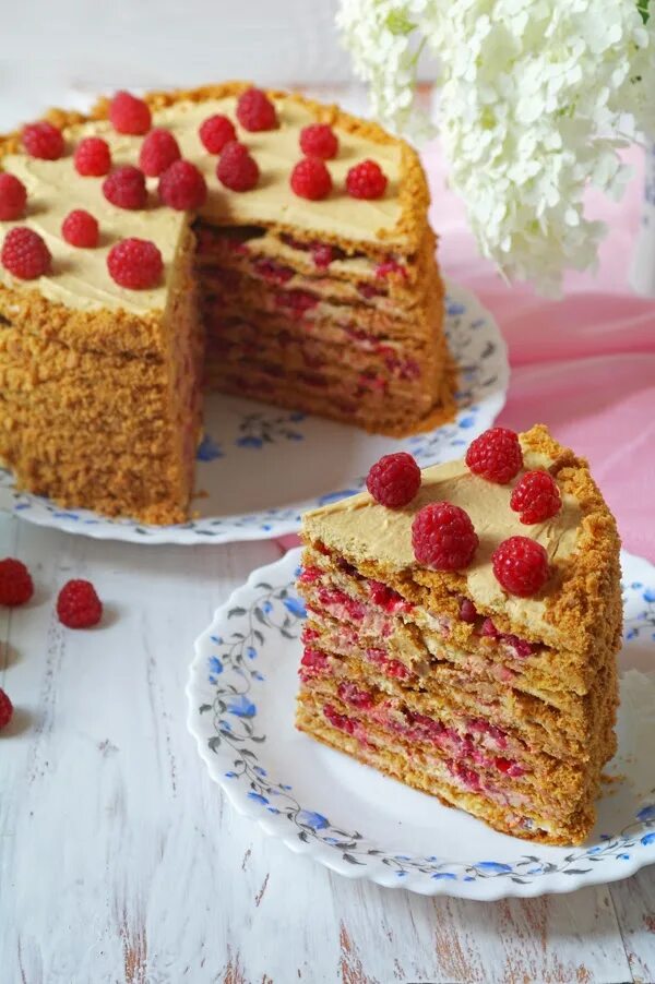 Украшение торта медовик. Медовик с малиновым кремом. Медовый торт с малиной. Малиновый медовик. Торт медовик домашний.