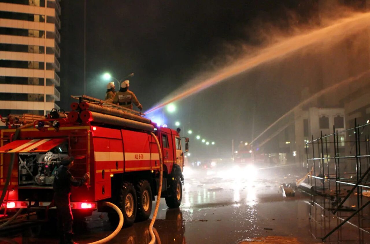 Мчс пожар. Тушение пожара в доме. Пожар в деревне шумбаш пировский район. Тушение пожаров в городах. Тушение повар.