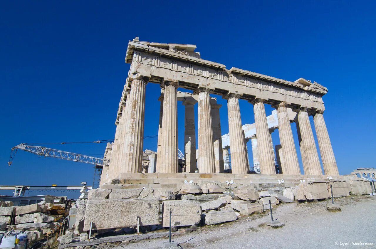 Самая большая греческая. Парфенон Греция. Портик Парфенона. Храм Афины Парфенон черно белый. Парфенон в древней Греции.